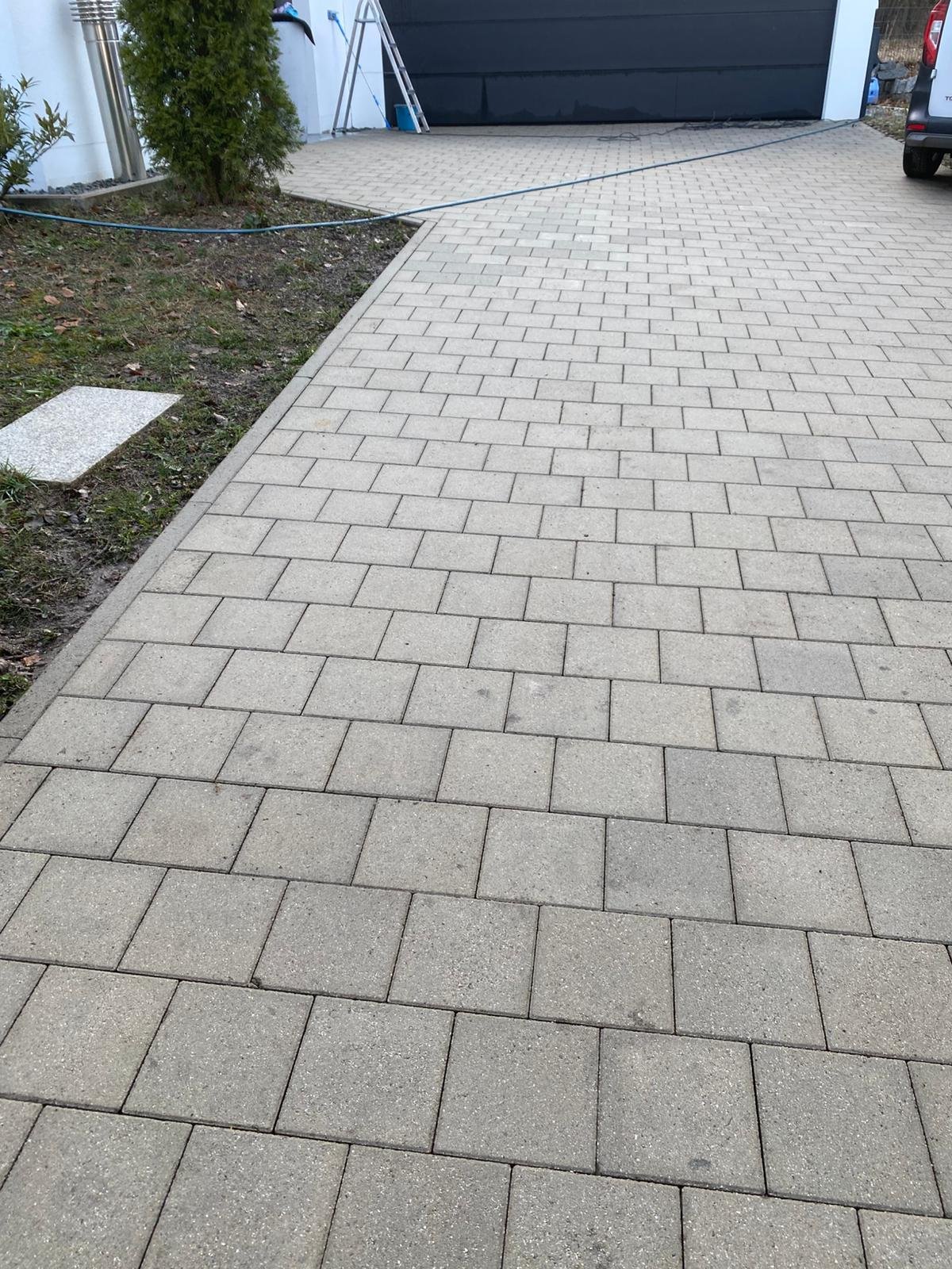 Eine Einfahrt nach dem Reinigen mit dem Kärcher Hochdruckreiniger in Riederau